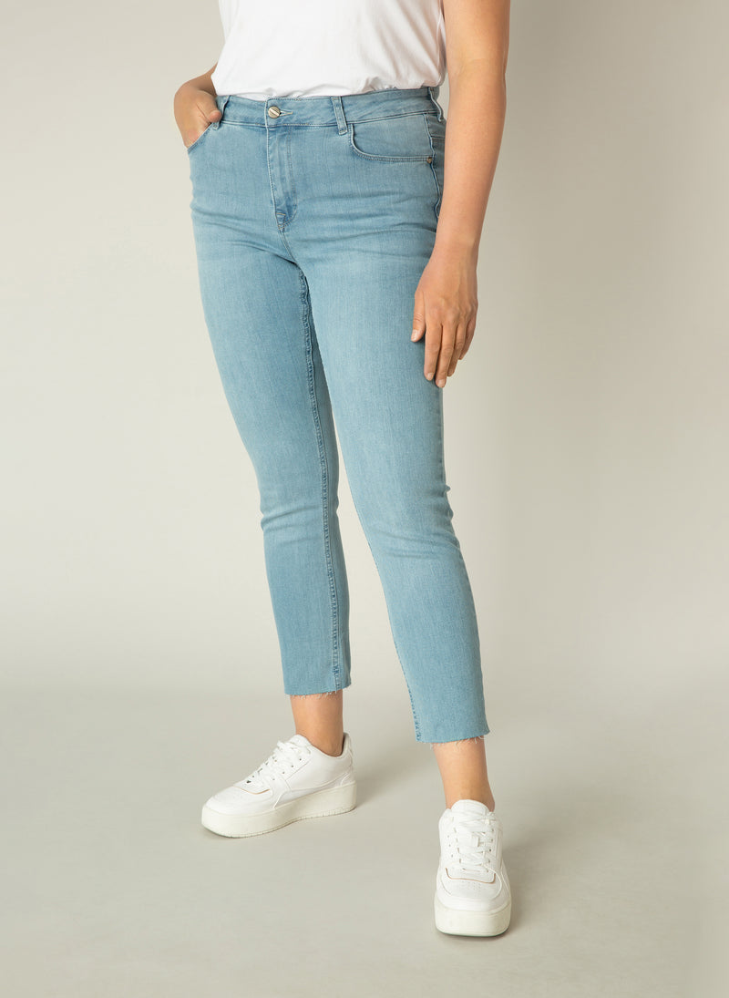 Jeans Anna L28 € 69.95